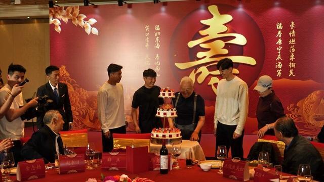 足坛元老年维泗93岁生日，徐根宝携武磊等弟子为他庆生